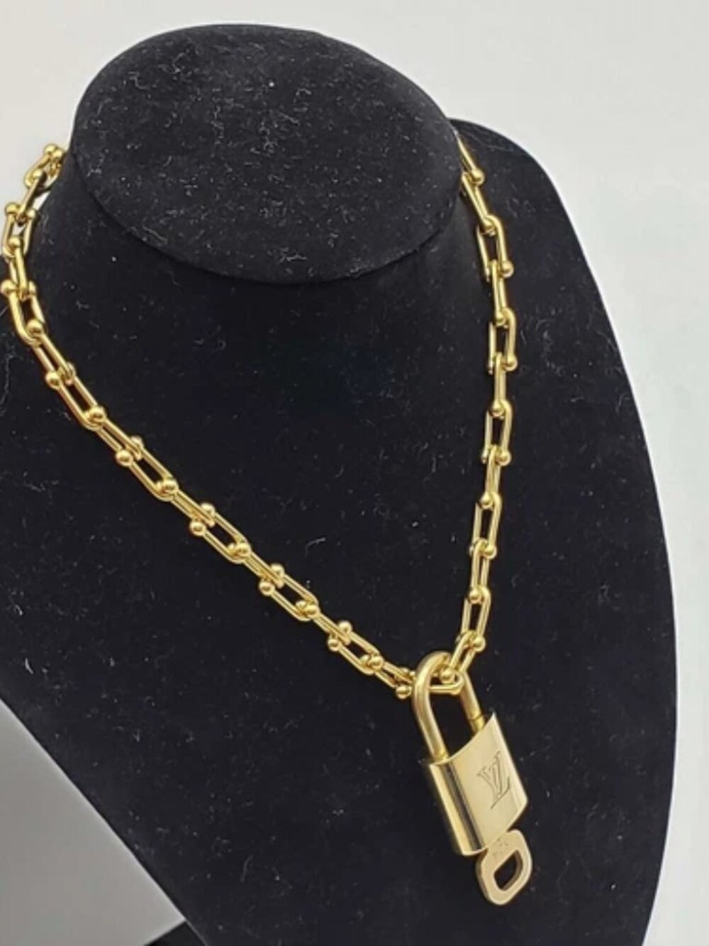 Gold-Plated Necklace with Authentic Louis Vuitton Padlock - Picture 3 of 9